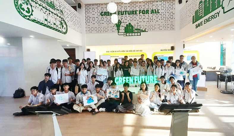 Học sinh trường THPT Lam Sơn tham gia sôi nổi “Tìm hiểu về Biến đổi khí hậu và các biện pháp thích ứng” tại Trung tâm Biến đổi khí hậu - Trường Đại học Hồng Đức